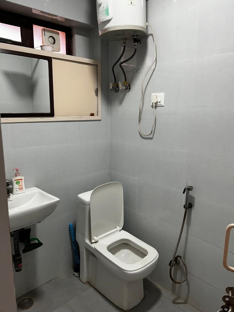 Bathroom, shatabdi-vihar 2 Bedroom 950 Sq.Ft. Apartment In Sector 52 Noida 8393131
