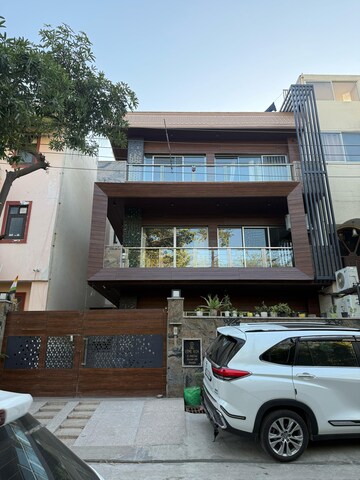6+ BHK Villa – Exterior View View at Sector 50 - for Sale