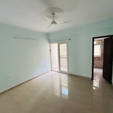 Room in 3 BHK Apartment at Amrapali Centurian Park, Amrapali Dream Valley – for Rent