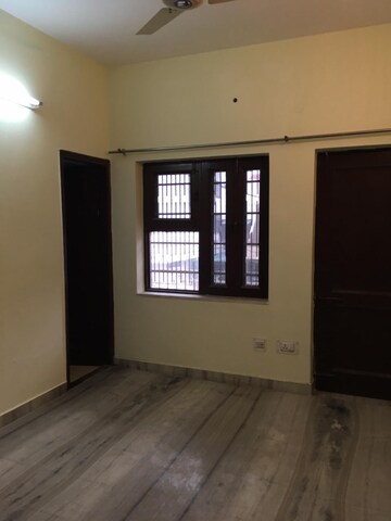 Room in 3 BHK Builder Floor at Sector 15 – for Rent