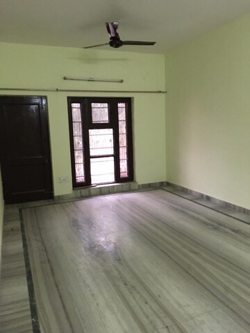 Room in 3 BHK Builder Floor at Sector 15 – for Rent