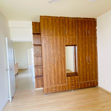 Room in 3 BHK Builder Floor at DLF Hyde Park, Mullanpur – for Rent