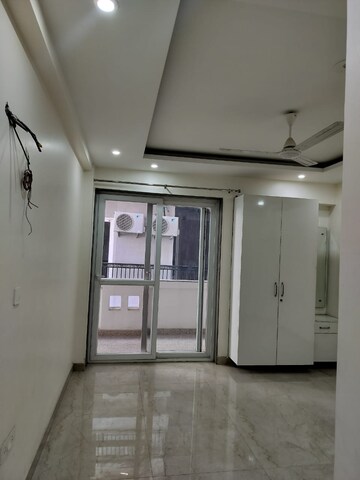 Building Lobby in 3 BHK Builder Floor at Ansal Sushant Lok I, Sector 43 – for Rent