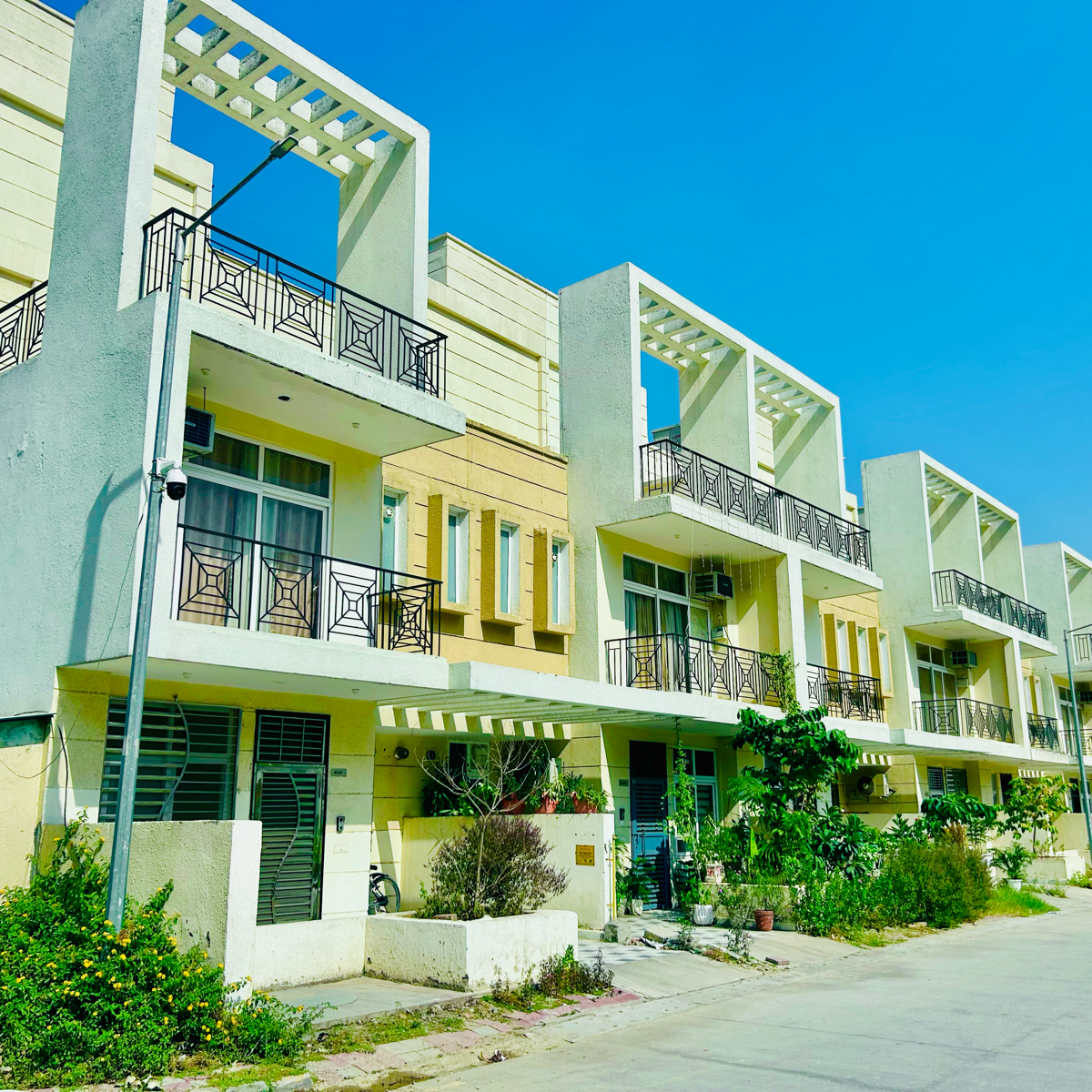 3.5 BHK + Servant Room Villa For Sale in Amrapali Dream Valley