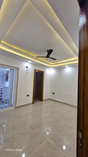 Building Lobby in 3 BHK Builder Floor at Srishti Greenfield Homes, Green Fields Colony – for Sale