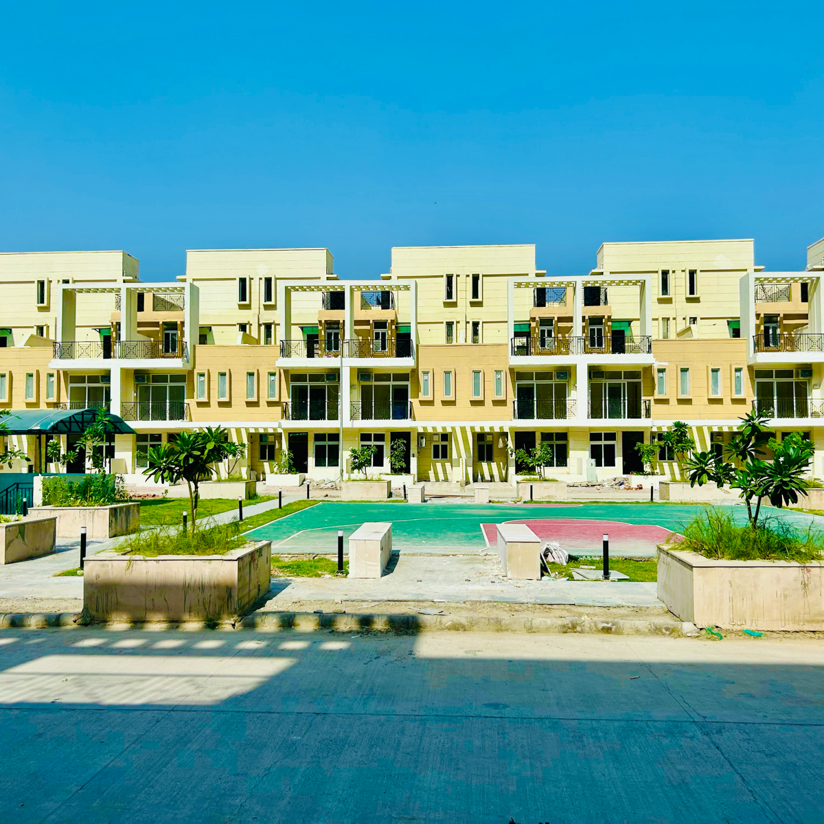 3.5 BHK + Servant Room Villa For Sale in Amrapali Dream Valley