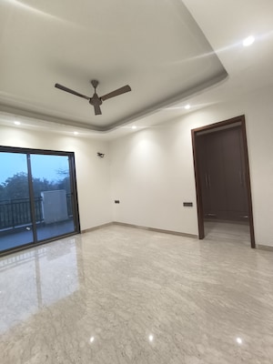 Room in 4 BHK Builder Floor at Srishti Greenfield Homes, Green Fields Colony – for Sale
