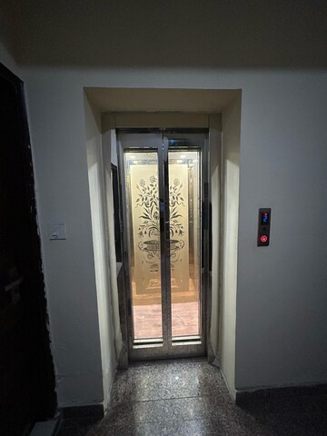 Building Lobby in 1 BHK Builder Floor at RWA Residential Society, Sector 40 – for Rent