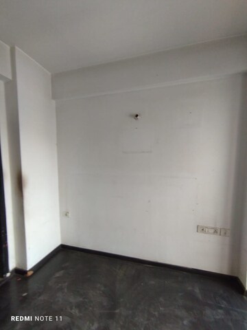 Room in 2.5 BHK Apartment at Homes 121, Sector 121 – for Rent