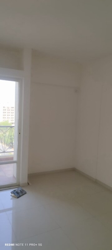 Room in 3 BHK Apartment at Nyati Elan, Wagholi – for Rent