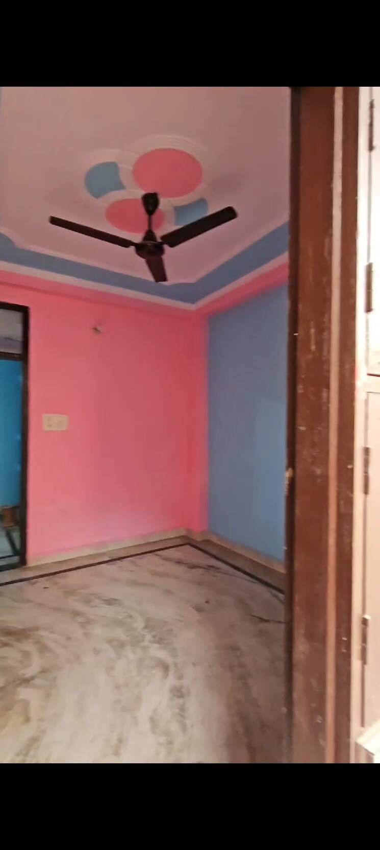 Room, new ashok nagar 2 Bedroom 50 Sq.Yd. Builder Floor In New Ashok Nagar Delhi 8393800
