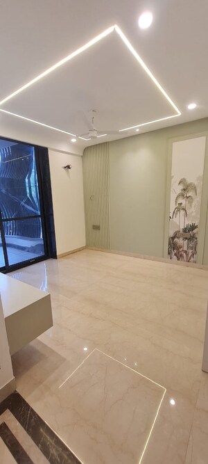 Room in 5 BHK Builder Floor at Green Wood City, Sector 45 – for Sale