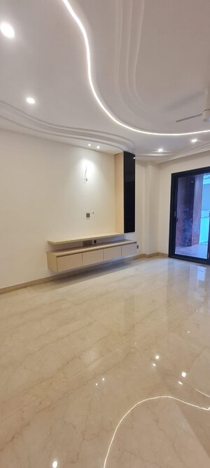 Room in 5 BHK Builder Floor at Green Wood City, Sector 45 – for Sale