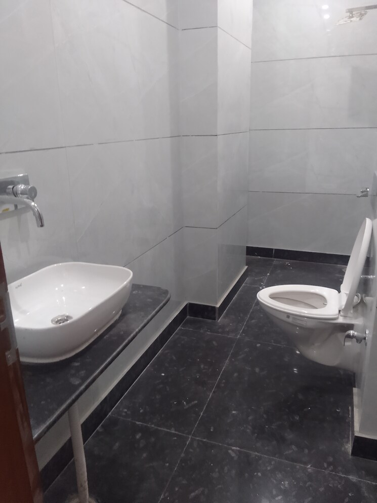 Bathroom, rohini sector 24 2 Bedroom 60 Sq.Mt. Builder Floor In Rohini Sector 24 Delhi 8393840