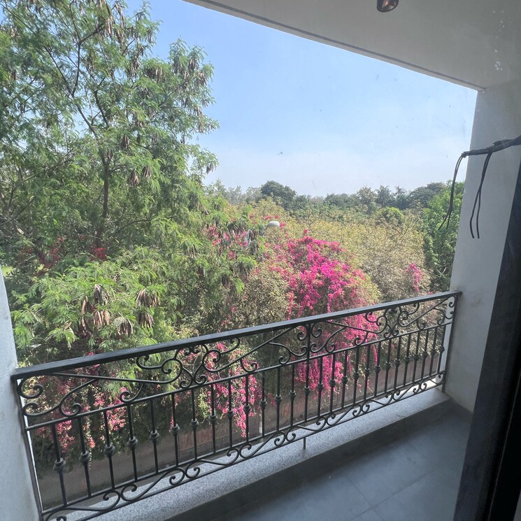 Balcony, suncity-vatsal-valley 3 Bedroom 135 Sq.Yd. Builder Floor In Gwal Pahari Gurgaon 8393867