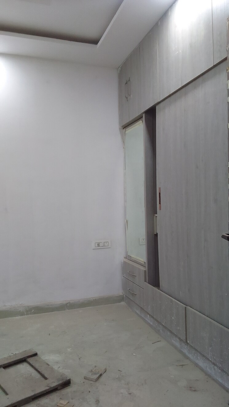 Room, rohini sector 24 1 Bedroom 32 Sq.Mt. Builder Floor In Rohini Sector 24 Delhi 8393896