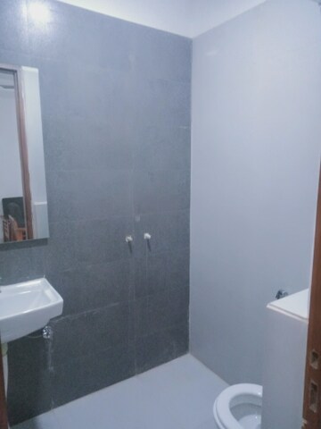 Bathroom in 2 BHK Builder Floor at Unitech Arcadia, South City 2 – for Rent