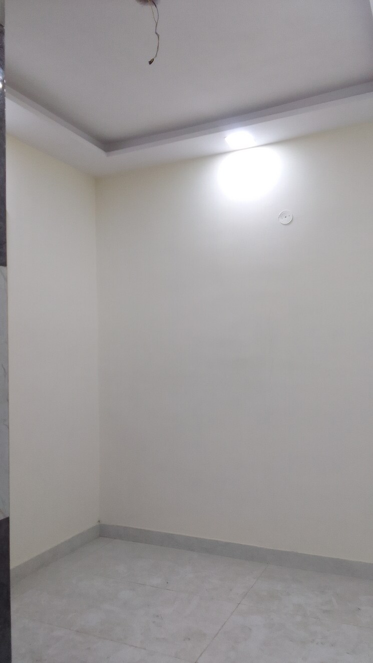 Room, rohini sector 24 1 Bedroom 32 Sq.Mt. Builder Floor In Rohini Sector 24 Delhi 8393951