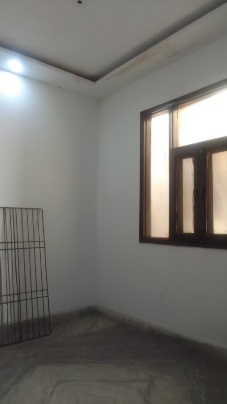 Room, rohini sector 24 1 Bedroom 32 Sq.Mt. Builder Floor In Rohini Sector 24 Delhi 8393951