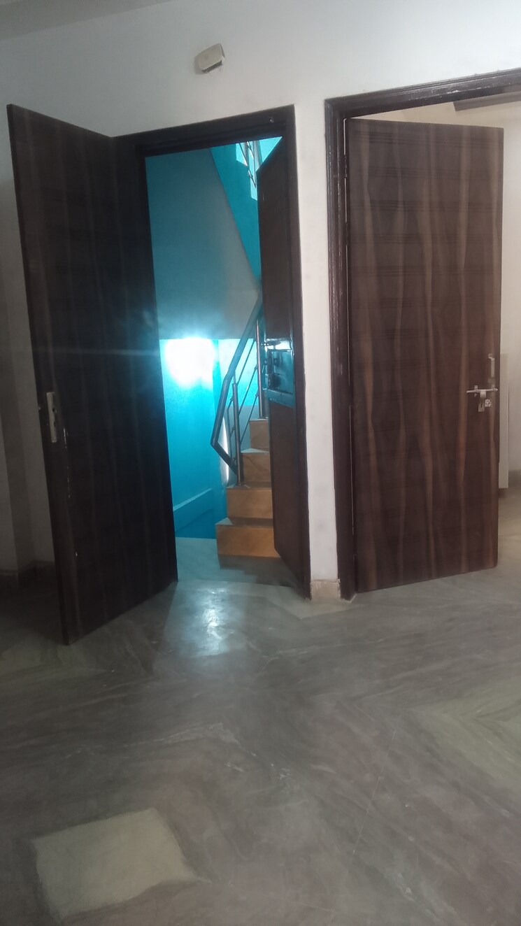Room, rohini sector 24 1 Bedroom 32 Sq.Mt. Builder Floor In Rohini Sector 24 Delhi 8393951