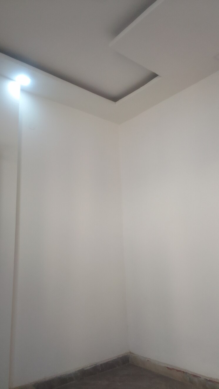 Room, rohini sector 24 1 Bedroom 32 Sq.Mt. Builder Floor In Rohini Sector 24 Delhi 8393951