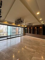 4 BHK + Servant Room 502 Sq.Yd. Builder Floor in Dlf Qutab Plaza Sector 26