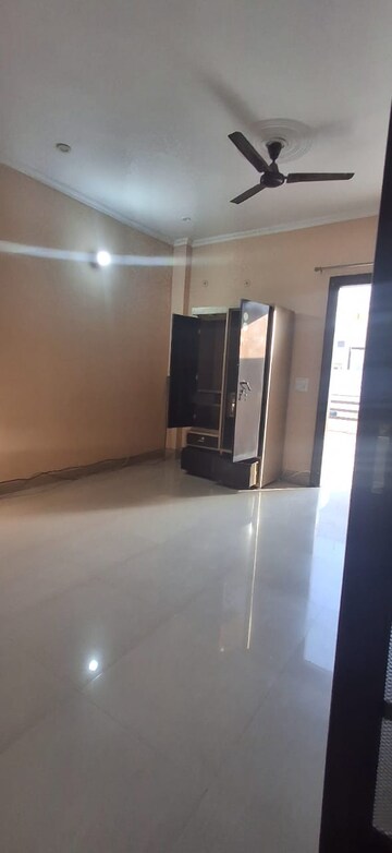 Room in 1 BHK Builder Floor at Sector 46 – for Rent