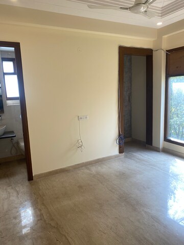 Furnished Amenities in 4 BHK Builder Floor at Rajouri Garden – for Rent