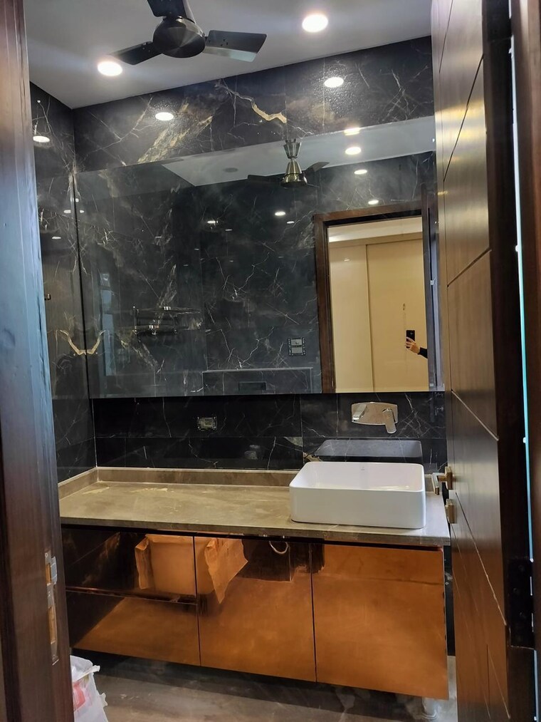 Bathroom, greater kailash i 3 Bedroom 200 Sq.Yd. Apartment In Greater Kailash I Delhi 8394342