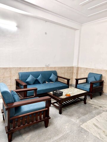 Living Room in 1 BHK Builder Floor at Halwasiya Jalvayu Vihar, Sector 30 – for Rent