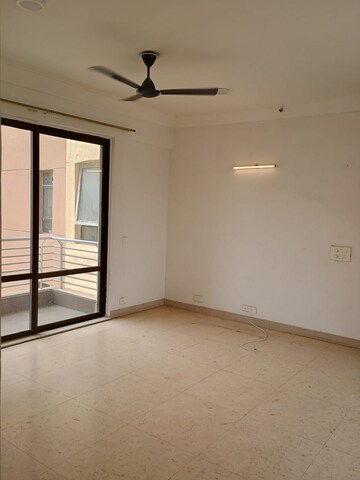 Room in 3 BHK Apartment at Unitech Fresco, Sector 50 – for Rent