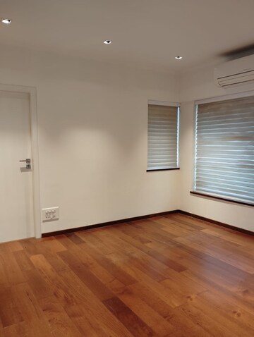 Room in 2 BHK Apartment at Bandra West – for Rent