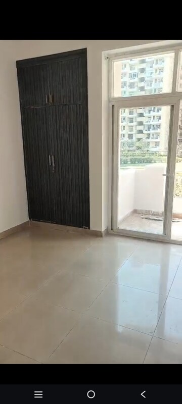 Room in 3 BHK Apartment at Zeta I Greater Noida – for Rent