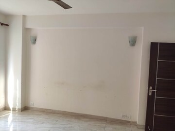 Room in 4 BHK Apartment at Unitech The Residences Sector 33, Sector 33 – for Rent