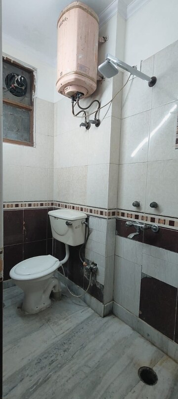 Master Bedroom in 2 BHK Builder Floor at Sukhdev Vihar – for Rent