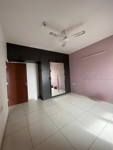 Room in 4 BHK Apartment at Salarpuria Sattva Cadenza, Hosur Road – for Rent