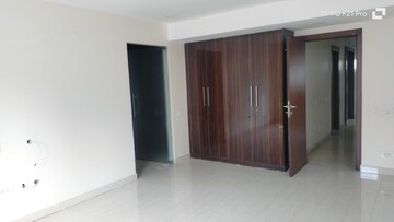 Room in 4 BHK Apartment at Jubilee Hills – for Rent