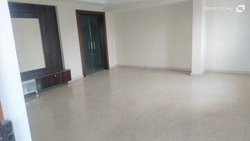 Room in 4 BHK Apartment at Jubilee Hills – for Rent