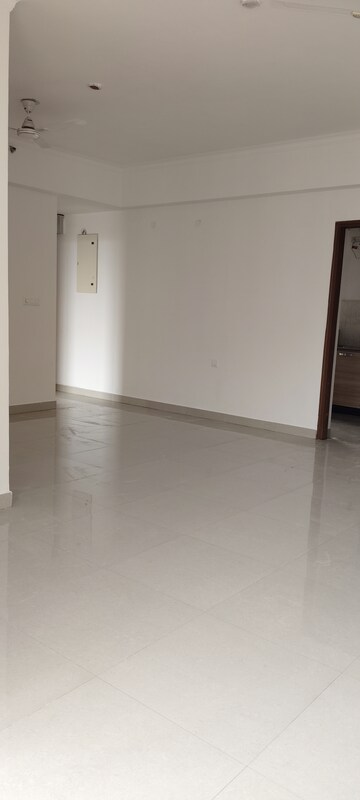 Room in 3 BHK Apartment at Zeta I Greater Noida – for Rent