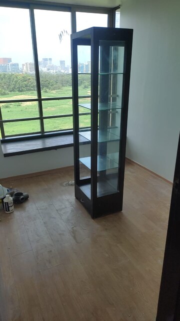 Room in 2.5 BHK Apartment at Oberoi Realty Woods, Goregaon East – for Rent