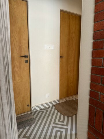 Room in 1 BHK Apartment at Four Bunglows – for Rent