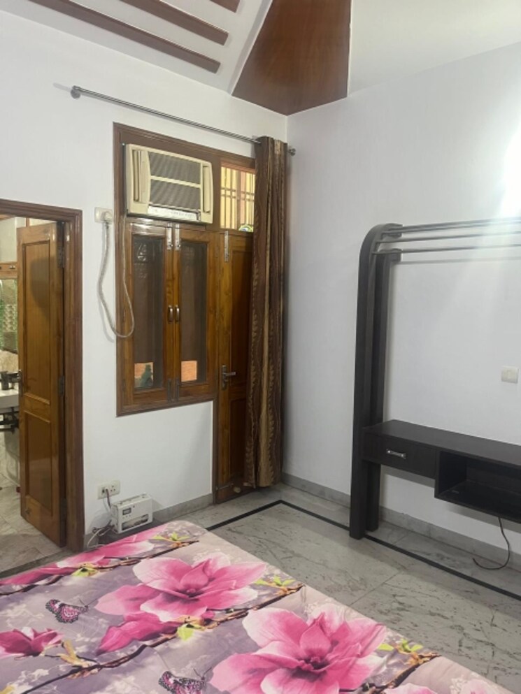 Room, rwa-apartments-sector-40 6+ Bedroom 162 Sq.Mt. Independent House In Sector 40 Noida 8395775