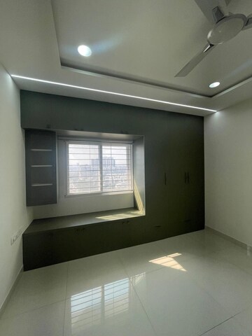 Room in 3.5 BHK Apartment at Kokapet – for Rent