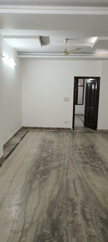Room in 3 BHK Independent House at RWA Apartments Sector 50, Sector 50 – for Rent
