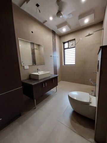 Bathroom in 2 BHK Builder Floor at Sector 40 – for Rent