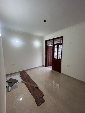 Room in 2.5 BHK Apartment at Sushant Lok 3, Sector 57 – for Rent