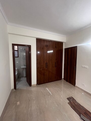Room in 2.5 BHK Apartment at Sushant Lok 3, Sector 57 – for Rent