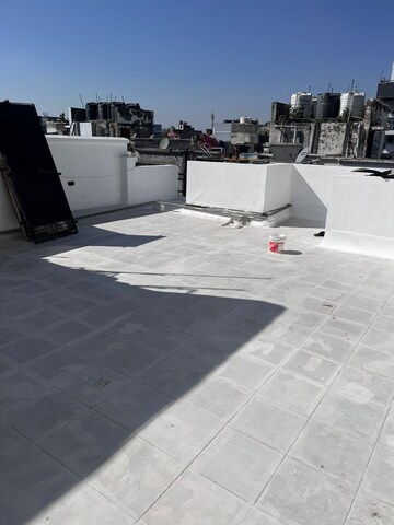Parking in 2.5 BHK Apartment at Sushant Lok 3, Sector 57 – for Rent