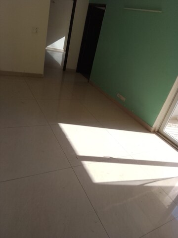 Room in 2.5 BHK Apartment at Amrapali Princely Estate, Sector 76 – for Sale