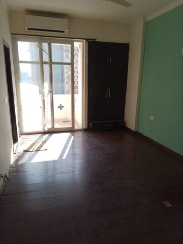 Room in 2.5 BHK Apartment at Amrapali Princely Estate, Sector 76 – for Sale